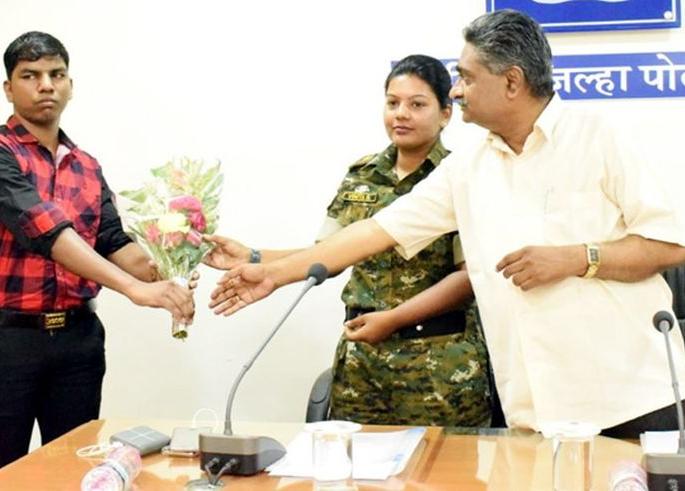 Gondiya KKD Dalm Member Jagdish surrendered | गोंदियात केकेडी दलम सदस्य जगदीशचे आत्मसमर्पण Gondiya KKD Dalm Member Jagdish surrendered | गोंदियात केकेडी दलम सदस्य जगदीशचे आत्मसमर्पण