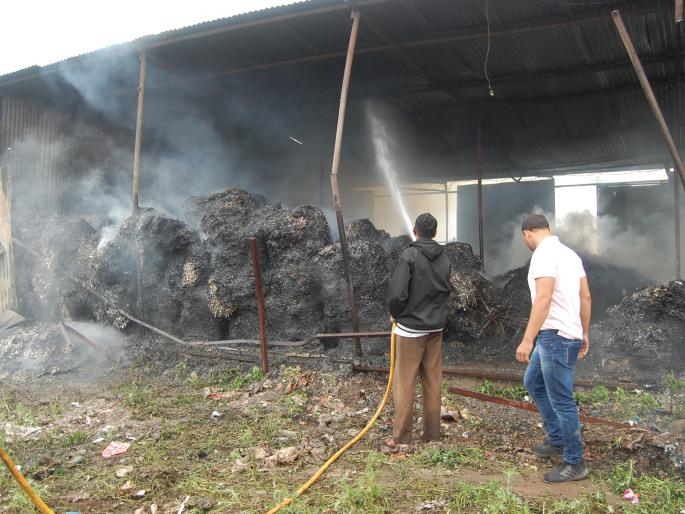 Eat millions of rupees waste paper | लाखो रु पयाचा रद्दी कागद जळून खाक Eat millions of rupees waste paper | लाखो रु पयाचा रद्दी कागद जळून खाक