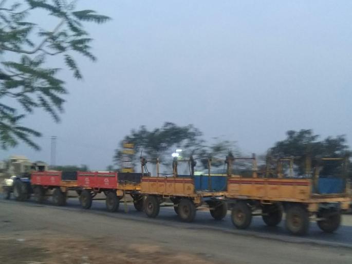 Satara: Four tractors in one tractor! Pictures in the picture: Demands for the appointment of traffic police | सातारा : एका ट्रॅक्टरला चार-चार ट्रॉल्या ! आदर्कीतील चित्र : वाहतूक पोलिसांच्या नेमणुकीची मागणी Satara: Four tractors in one tractor! Pictures in the picture: Demands for the appointment of traffic police | सातारा : एका ट्रॅक्टरला चार-चार ट्रॉल्या ! आदर्कीतील चित्र : वाहतूक पोलिसांच्या नेमणुकीची मागणी