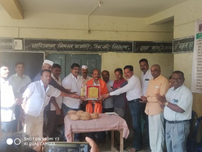 Honoring of meritorious teacher in Alangun school | अलंगुण शाळेत गुणवंत शिक्षकाचा सत्कार