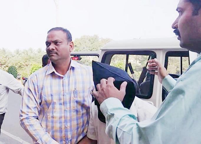 Pansare Murder Case: Amit Dagaverkar's judicial custody | पानसरे हत्या प्रकरण : अमित डेगवेकरला न्यायालयीन कोठडी Pansare Murder Case: Amit Dagaverkar's judicial custody | पानसरे हत्या प्रकरण : अमित डेगवेकरला न्यायालयीन कोठडी