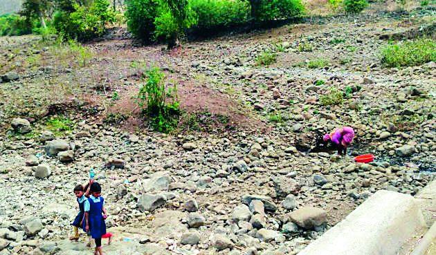 Pale of water scarcity | पाणीटंचाईच्या लागल्या झळा Pale of water scarcity | पाणीटंचाईच्या लागल्या झळा