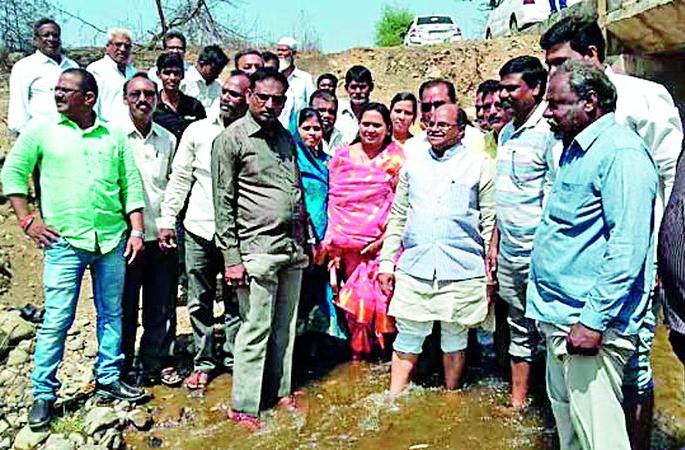 Water released from Charghad project in river basin | चारघड प्रकल्पातून नदीपात्रात सोडले पाणी