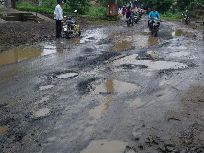 Roads in Achalpur-backyard have risen to the death of citizens | अचलपूर-परतवाड्यातील रस्ते उठलेत नागरिकांच्या जिवावर Roads in Achalpur-backyard have risen to the death of citizens | अचलपूर-परतवाड्यातील रस्ते उठलेत नागरिकांच्या जिवावर