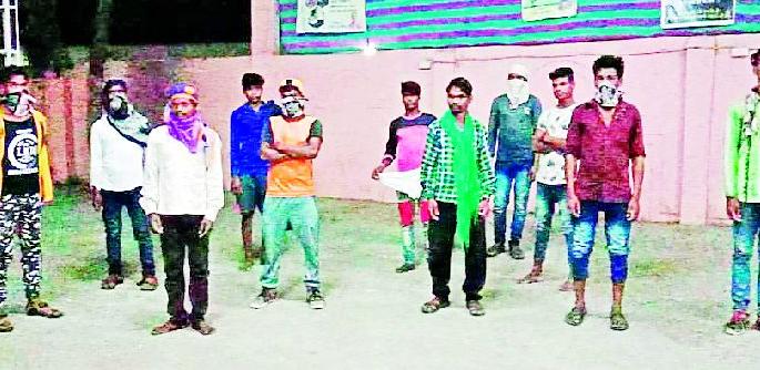 Hungry 14 Tribes travel from Hyderabad to Devgaon | १४ आदिवासींचा हैद्राबाद ते देवगाव उपाशीपोटी प्रवास Hungry 14 Tribes travel from Hyderabad to Devgaon | १४ आदिवासींचा हैद्राबाद ते देवगाव उपाशीपोटी प्रवास