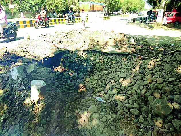 Sa.b. The division was done digging roads | सा.बां. विभागच लागला रस्ते खोदायला Sa.b. The division was done digging roads | सा.बां. विभागच लागला रस्ते खोदायला