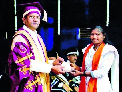 The first gold medal winner was the daughter of the farmer | शेतमजुराची मुलगी ठरली पहिली सुवर्ण पदक विजेती The first gold medal winner was the daughter of the farmer | शेतमजुराची मुलगी ठरली पहिली सुवर्ण पदक विजेती