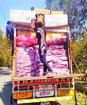 20 lakh paan masala, fragrant cigarette goods? | २० लाखांचा पान मसाला,सुगंधित सिगारेटचा माल कुणाचा? 20 lakh paan masala, fragrant cigarette goods? | २० लाखांचा पान मसाला,सुगंधित सिगारेटचा माल कुणाचा?