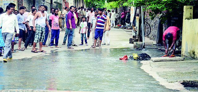 Wastewater waste of 'Mahfil' | ‘महफील’चे सांडपाणी नागरिकांच्या घरांत Wastewater waste of 'Mahfil' | ‘महफील’चे सांडपाणी नागरिकांच्या घरांत