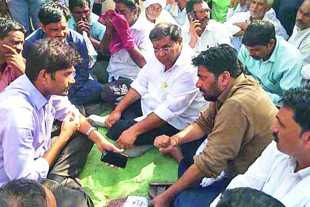 BJP flags in the field? | शेतात भाजपचे झेंडे लावावे काय? BJP flags in the field? | शेतात भाजपचे झेंडे लावावे काय?