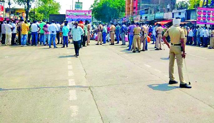 Chakkajam of sand transporters | रेती वाहतूकदारांचा चक्काजाम Chakkajam of sand transporters | रेती वाहतूकदारांचा चक्काजाम