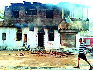 Drama shop | नाट्यश्रुंगाराचे दुकान खाक Drama shop | नाट्यश्रुंगाराचे दुकान खाक