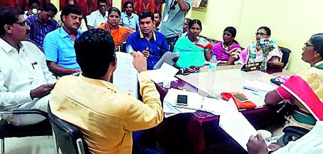 Social Welfare Committee takes out representatives from the meeting | समाजकल्याण समिती सभेतून प्रतिनिधींना काढले बाहेर