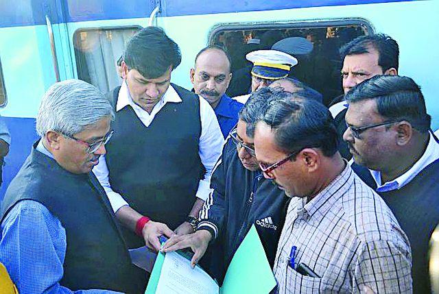 Ravi Rana, General Manager, Central Railway, presented the meeting | मध्य रेल्वे महाप्रबंधकांची रवि राणा यांनी घेतली भेट Ravi Rana, General Manager, Central Railway, presented the meeting | मध्य रेल्वे महाप्रबंधकांची रवि राणा यांनी घेतली भेट