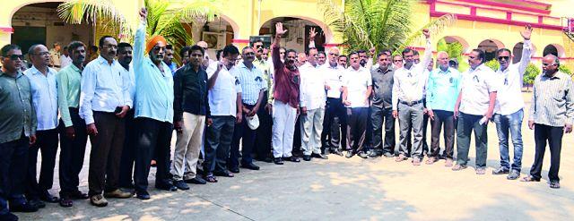 The business associations are stained with rubbish | व्यापारी संघटनांचा कडकडीत बंद The business associations are stained with rubbish | व्यापारी संघटनांचा कडकडीत बंद