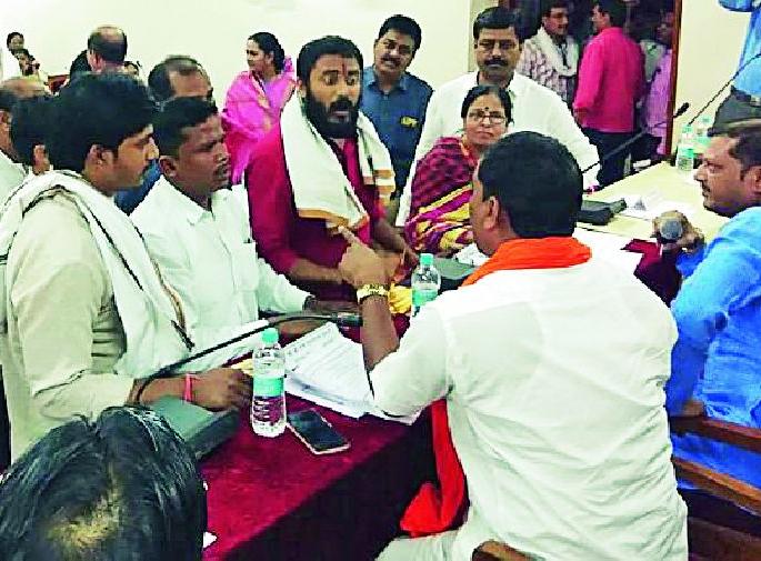 Devendra Bhayar, water bottle thrown on BDO | देवेंद्र भुयार यांनी बीडीओवर भिरकावल्या पाणी बॉटल Devendra Bhayar, water bottle thrown on BDO | देवेंद्र भुयार यांनी बीडीओवर भिरकावल्या पाणी बॉटल