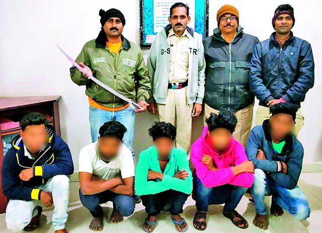 'Birthday' cake cut off with a sword | भररस्त्यावर तलवारीने कापला 'बर्थ डे' केक