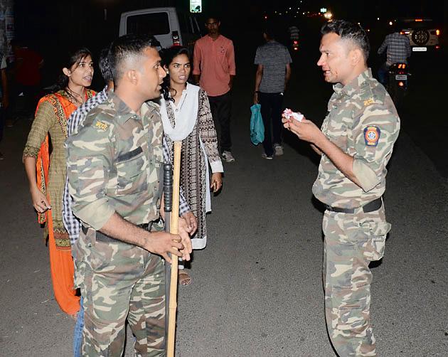 RCP jawan raided, crime against four | आरसीपी जवानांना मारहाण, चौघांविरूद्ध गुन्हा RCP jawan raided, crime against four | आरसीपी जवानांना मारहाण, चौघांविरूद्ध गुन्हा