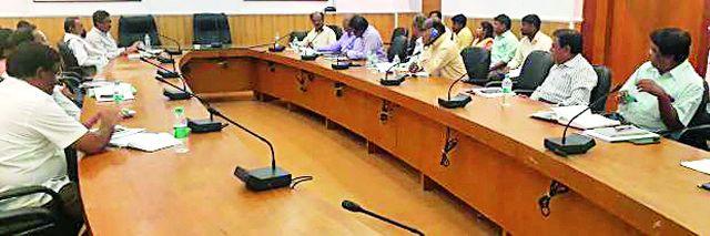 Water the rabi, otherwise go to court | रबीला पाणी द्या, अन्यथा कोर्टात जाऊ Water the rabi, otherwise go to court | रबीला पाणी द्या, अन्यथा कोर्टात जाऊ