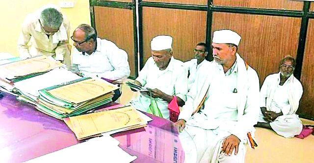 The farmers became aware of the presence of farmers | शेतकरी आल्याचे बघून अधिकारी झाले पसार The farmers became aware of the presence of farmers | शेतकरी आल्याचे बघून अधिकारी झाले पसार