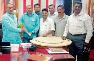 Mayor's Advance welcome from the contractor lobby | कंत्राटदार लॉबीकडून महापौरांचे ‘अॅडव्हान्स’ स्वागत Mayor's Advance welcome from the contractor lobby | कंत्राटदार लॉबीकडून महापौरांचे ‘अॅडव्हान्स’ स्वागत