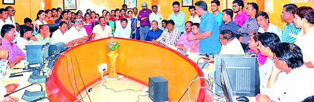 Assistant Commissioner's caller caught; Shock | सहायक आयुक्तांची कॉलर पकडली; धक्काबुक्की Assistant Commissioner's caller caught; Shock | सहायक आयुक्तांची कॉलर पकडली; धक्काबुक्की