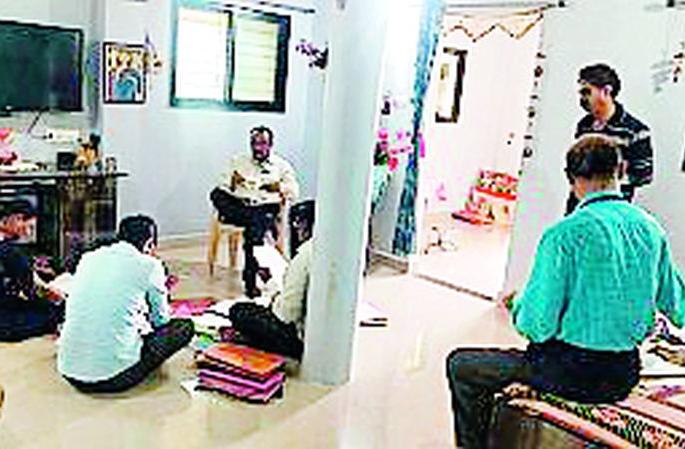 Assistant registrar's forays into the business house | व्यावसायिकाच्या घरावर सहायक निबंधकांची धाड Assistant registrar's forays into the business house | व्यावसायिकाच्या घरावर सहायक निबंधकांची धाड