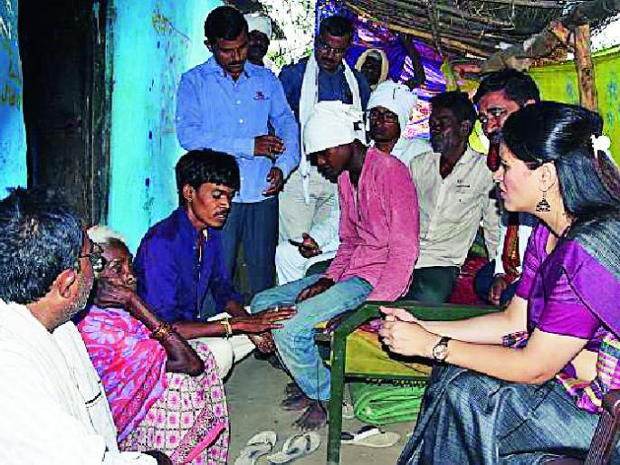 The meeting of MPs at the 'youth' house | ‘त्या’ युवकांच्या घरी खासदारांची भेट The meeting of MPs at the 'youth' house | ‘त्या’ युवकांच्या घरी खासदारांची भेट