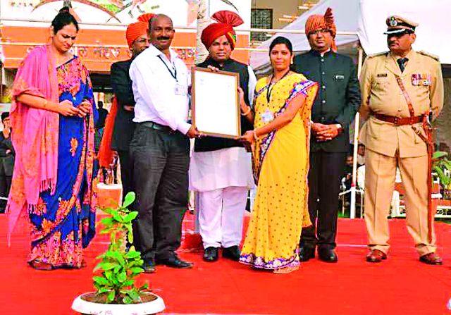 Smart savardi was praised by guardian minister | स्मार्ट सावर्डीला पालकमंत्र्यांनी गौरविले