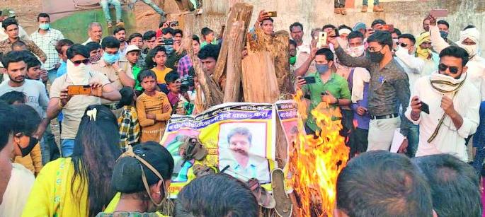 Vinod Shivkumar Bala, burning of Reddy's poster | विनोद शिवकुमार बाला, रेड्डींच्या पोस्टरचे दहन Vinod Shivkumar Bala, burning of Reddy's poster | विनोद शिवकुमार बाला, रेड्डींच्या पोस्टरचे दहन