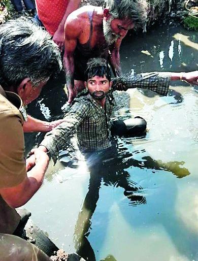 The night the young man took out in a two-and-a-half-foot pipe | युवकाने अडीच फुटाच्या पाइपमध्ये काढली रात्र The night the young man took out in a two-and-a-half-foot pipe | युवकाने अडीच फुटाच्या पाइपमध्ये काढली रात्र