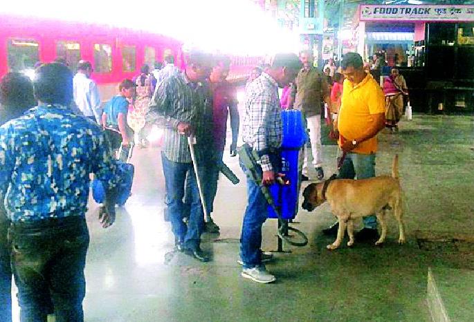 Look at the Badnera railway station | बडनेरा रेल्वे स्थानकावर करडी नजर Look at the Badnera railway station | बडनेरा रेल्वे स्थानकावर करडी नजर