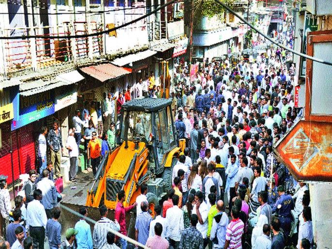 Anti-encroachment campaign on Main Road | मेनरोडवर अतिक्रमणविरोधी मोहीम Anti-encroachment campaign on Main Road | मेनरोडवर अतिक्रमणविरोधी मोहीम