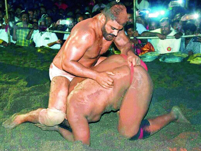 Bala Rafique becomes Khandesh Kesari's standard | बाला रफिक ठरला खान्देश केसरीचा मानकरी