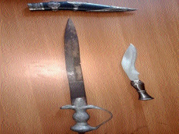 Geckoite cookery, sword seized; The possession of two striking criminals | गेवराईत कुकरी, तलवार जप्त; दोन अट्टल गुन्हेगार ताब्यात Geckoite cookery, sword seized; The possession of two striking criminals | गेवराईत कुकरी, तलवार जप्त; दोन अट्टल गुन्हेगार ताब्यात