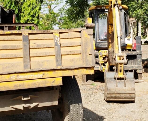 4 tractors, one JCB seized in Nagzari | नागझरीमध्ये ४ ट्रॅक्टर, एक जेसीबी जप्त 4 tractors, one JCB seized in Nagzari | नागझरीमध्ये ४ ट्रॅक्टर, एक जेसीबी जप्त