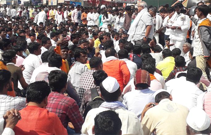 Stopped the two-hour road closure in Wadavani | वडवणीत कडकडीत बंद, दोन तास रास्ता रोको