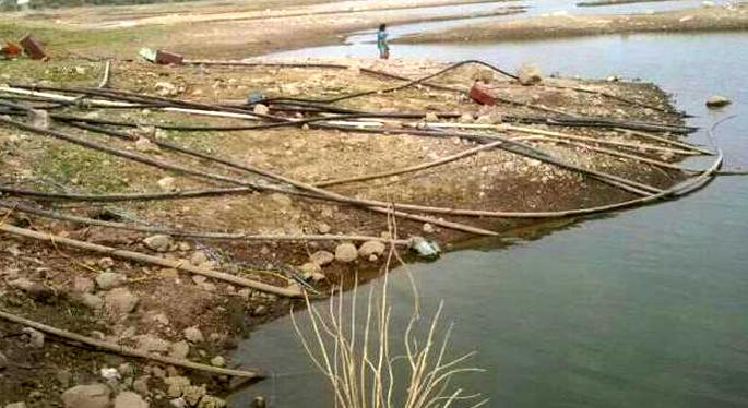 The administration's contraversial role to prevent water logging | पाणीउपसा रोखण्यासाठी प्रशासनाची आडमुठी भूमिका The administration's contraversial role to prevent water logging | पाणीउपसा रोखण्यासाठी प्रशासनाची आडमुठी भूमिका