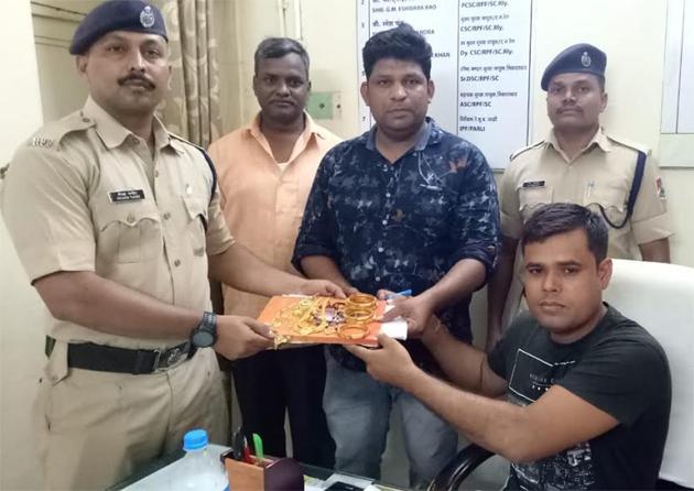 Respectfully returned to the forgotten bag passenger at the train station | रेल्वेस्थानकावर विसरलेली बॅग प्रवाशाला सन्मानपूर्वक परत