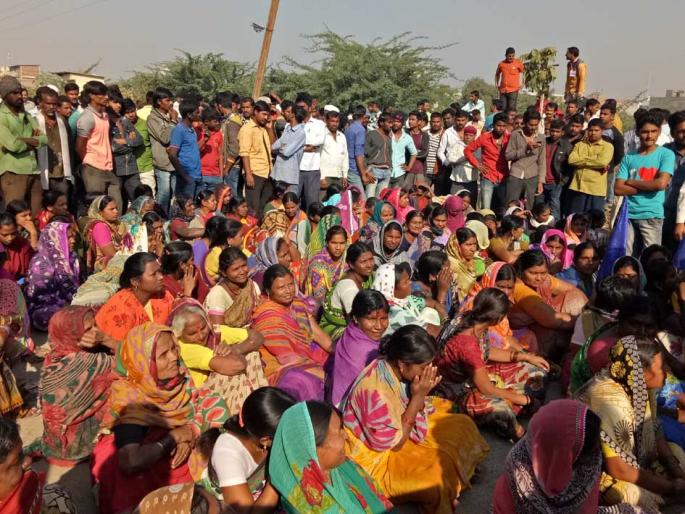 Defected encroachments in Parli | परळी येथील कृउबाच्या जागेतील अतिक्रमणे हटविली Defected encroachments in Parli | परळी येथील कृउबाच्या जागेतील अतिक्रमणे हटविली