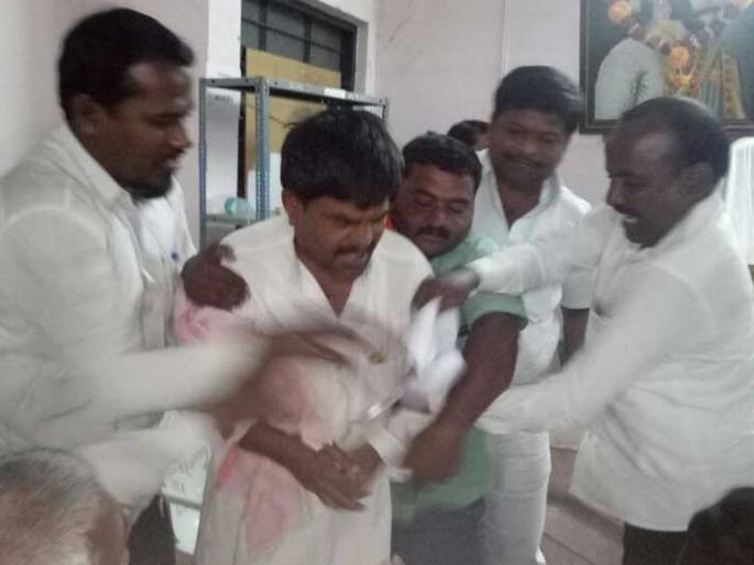 Majalgaon Farmer - Attempts to take poison in the meeting of the factories | माजलगावला शेतकरी- कारखानदारांच्या बैठकीत विष घेण्याचा प्रयत्न Majalgaon Farmer - Attempts to take poison in the meeting of the factories | माजलगावला शेतकरी- कारखानदारांच्या बैठकीत विष घेण्याचा प्रयत्न