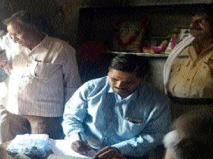 The shop of 'Munnabhai' was closed in Mohagir Moha village | जहागीर मोहा गावात ‘मुन्नाभाई’चे दुकान बंद The shop of 'Munnabhai' was closed in Mohagir Moha village | जहागीर मोहा गावात ‘मुन्नाभाई’चे दुकान बंद