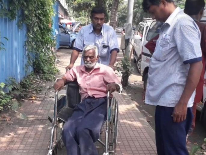 elderly patient is thrown directly on the footpath in Bhainder | माणुसकीला काळीमा...भार्इंदरमध्ये वृद्ध रुग्णाला थेट फुटपाथवर फेकले elderly patient is thrown directly on the footpath in Bhainder | माणुसकीला काळीमा...भार्इंदरमध्ये वृद्ध रुग्णाला थेट फुटपाथवर फेकले