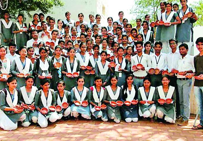 Distribution of water for bird conservation | पक्षी संवर्धनासाठी जलपात्रांचे वितरण Distribution of water for bird conservation | पक्षी संवर्धनासाठी जलपात्रांचे वितरण