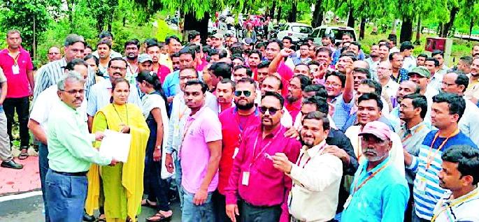 Agitation against privatization | खासगीकरणाच्या विरोधात आंदोलन