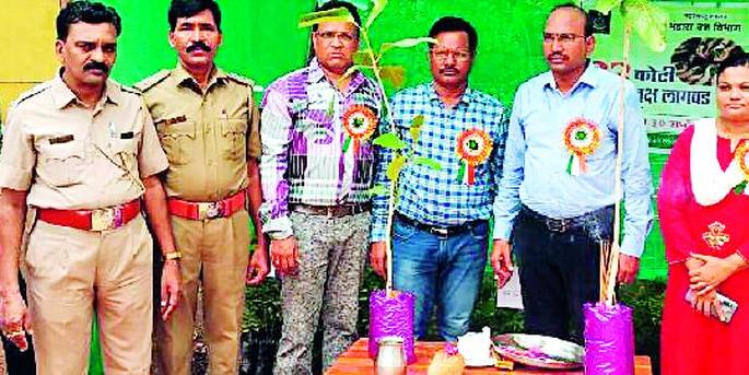 Targeting of 54 lakh trees in the district | जिल्ह्याला ५४ लक्ष वृक्ष लागवडीचे उद्दिष्ट Targeting of 54 lakh trees in the district | जिल्ह्याला ५४ लक्ष वृक्ष लागवडीचे उद्दिष्ट