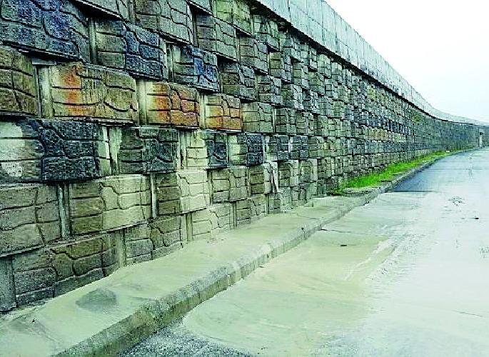 Ash started flowing from the airport after the rains | पावसानंतर उड्डाणपुलातून वाहू लागली राख