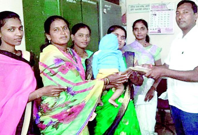 Kanyaratna Puskar from Sarpanch honors | सरपंच मानधनातून कन्यारत्न पुस्कार