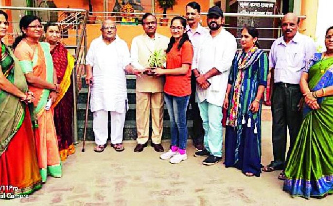 Nutan Kanya's 'Happiness' tops in district | नूतन कन्याची ‘खुशी’ जिल्ह्यात अव्वल Nutan Kanya's 'Happiness' tops in district | नूतन कन्याची ‘खुशी’ जिल्ह्यात अव्वल