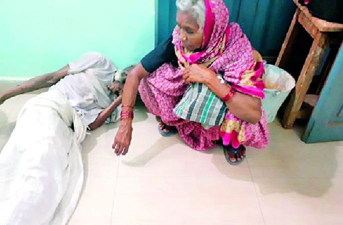 In the evening of life, the couple struggles for a home | आयुष्याच्या संध्याकाळी दाम्पत्याचा घरकुलासाठी संघर्ष In the evening of life, the couple struggles for a home | आयुष्याच्या संध्याकाळी दाम्पत्याचा घरकुलासाठी संघर्ष